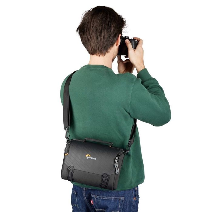 Сумка Lowepro Adventura SH 140 III черная